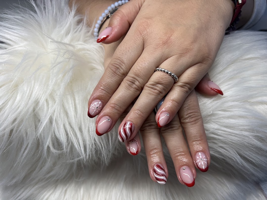 Mandelform mit rotem French und Swirl-Design