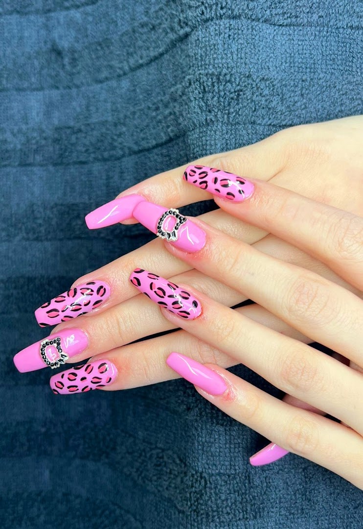 Pinke Nägel mit Leoparden-Print und Schmuck