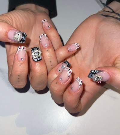 Schwarz-weisse Nailart mit Strass-Steinen
