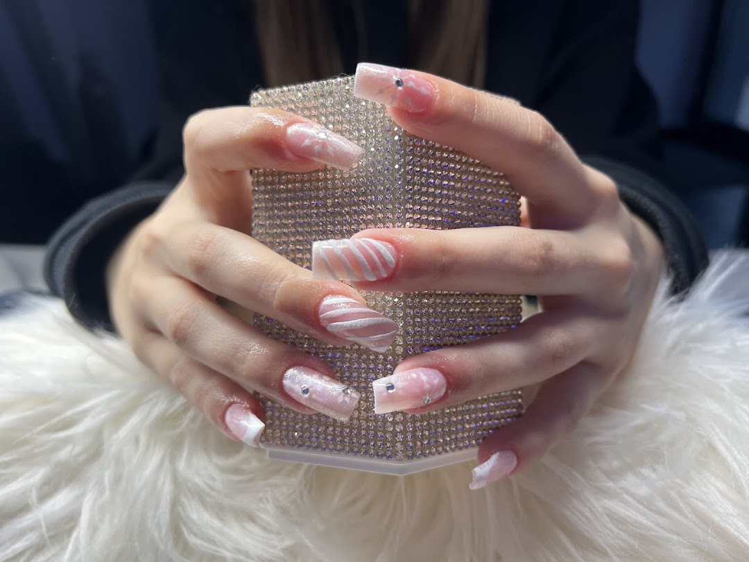Lange Acrylnägel in Rosé mit Marmor & Strass